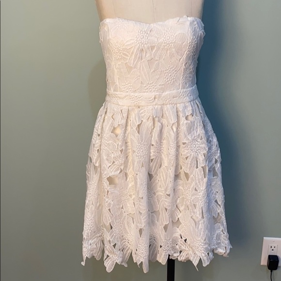 Sans Souci Dresses & Skirts - NWT Sans Souci white strapless floral dress